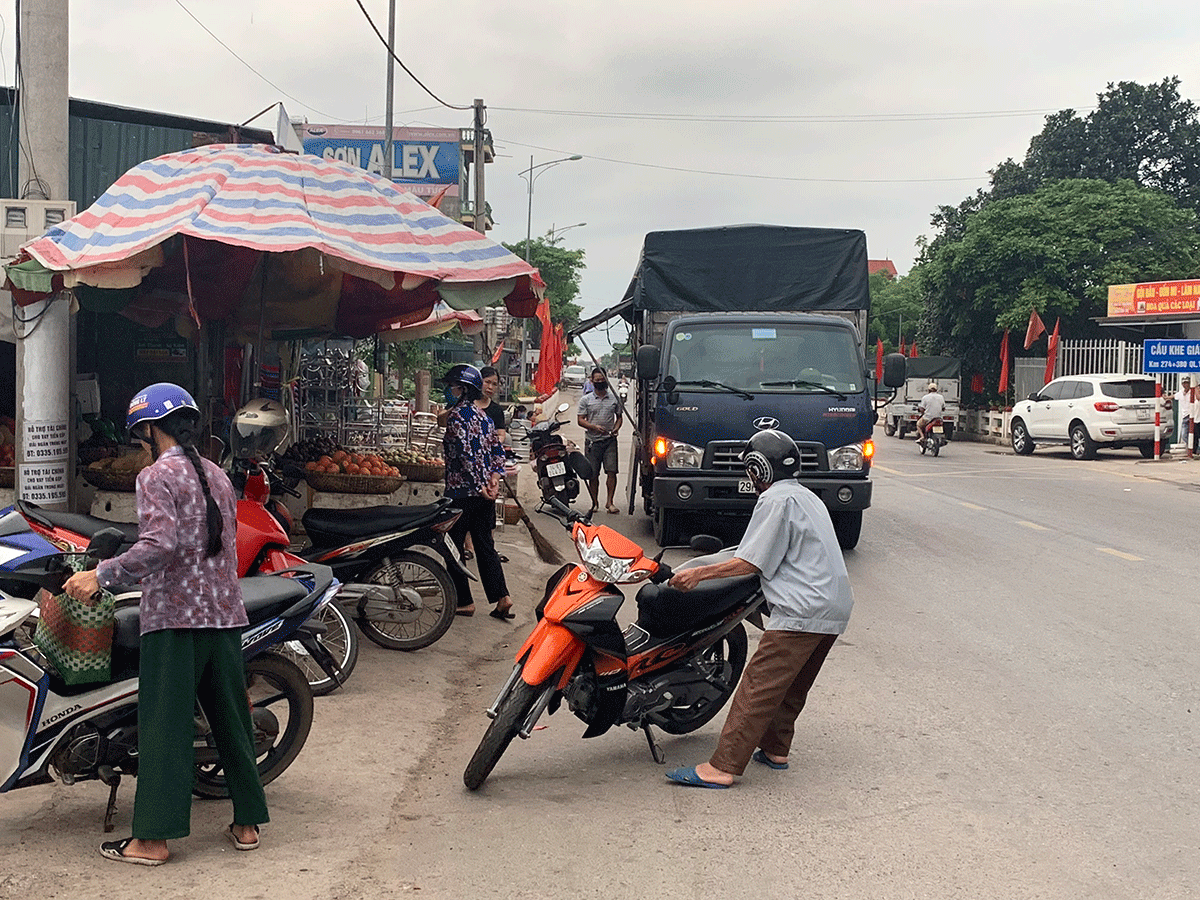 Do không có chợ nên người dân xã Hải Đông (TP Móng Cái) cũng họp chợ ngay sát mép đường QL18. 