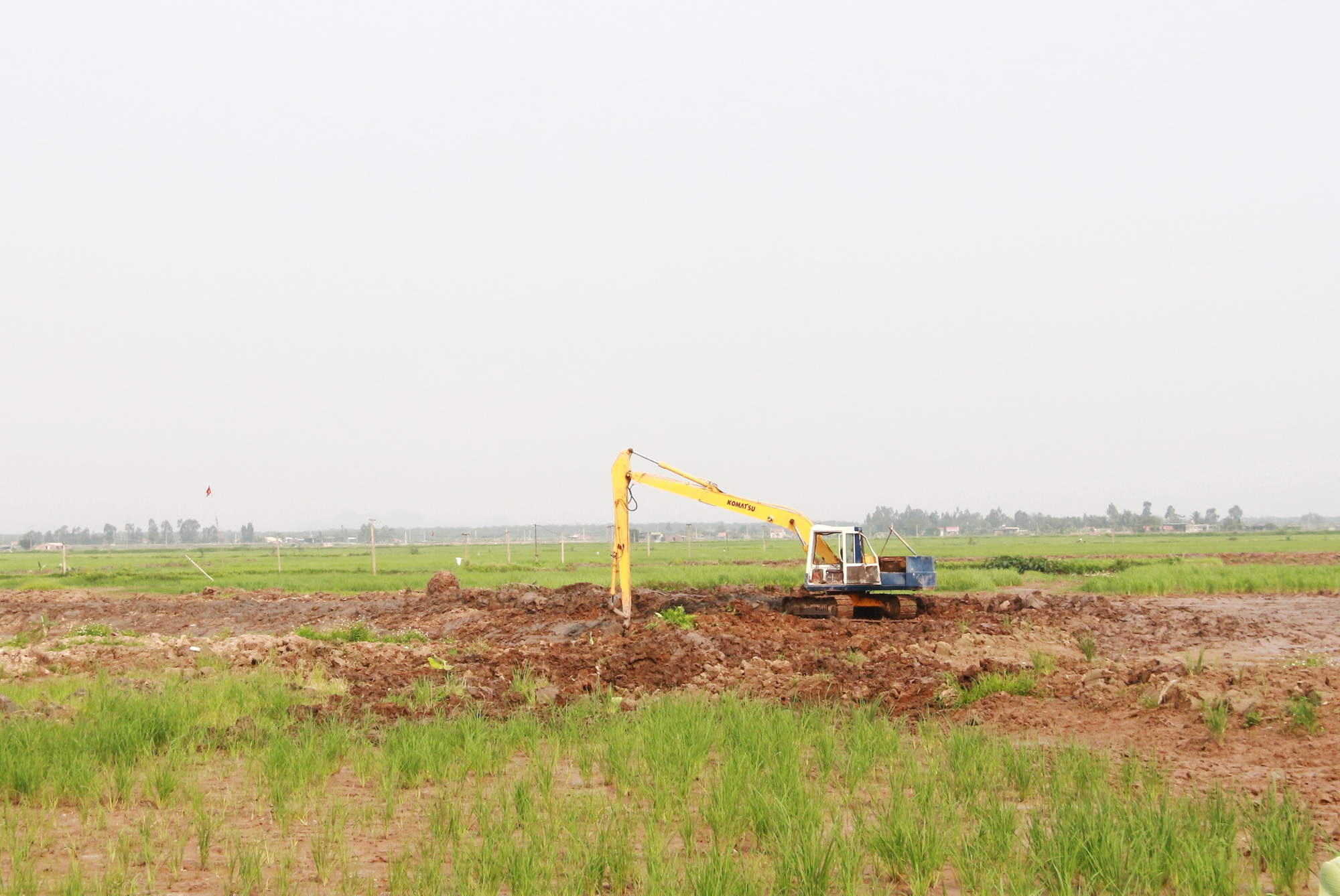 Nhà thầu thực hiện bóc lớp đất hữu cơ, san nền dự án KCN Sông Khoai.