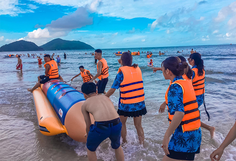 Du khách vui chơi tại bãi biển Minh Châu, xã MInh Châu huyện Vân Đồn.