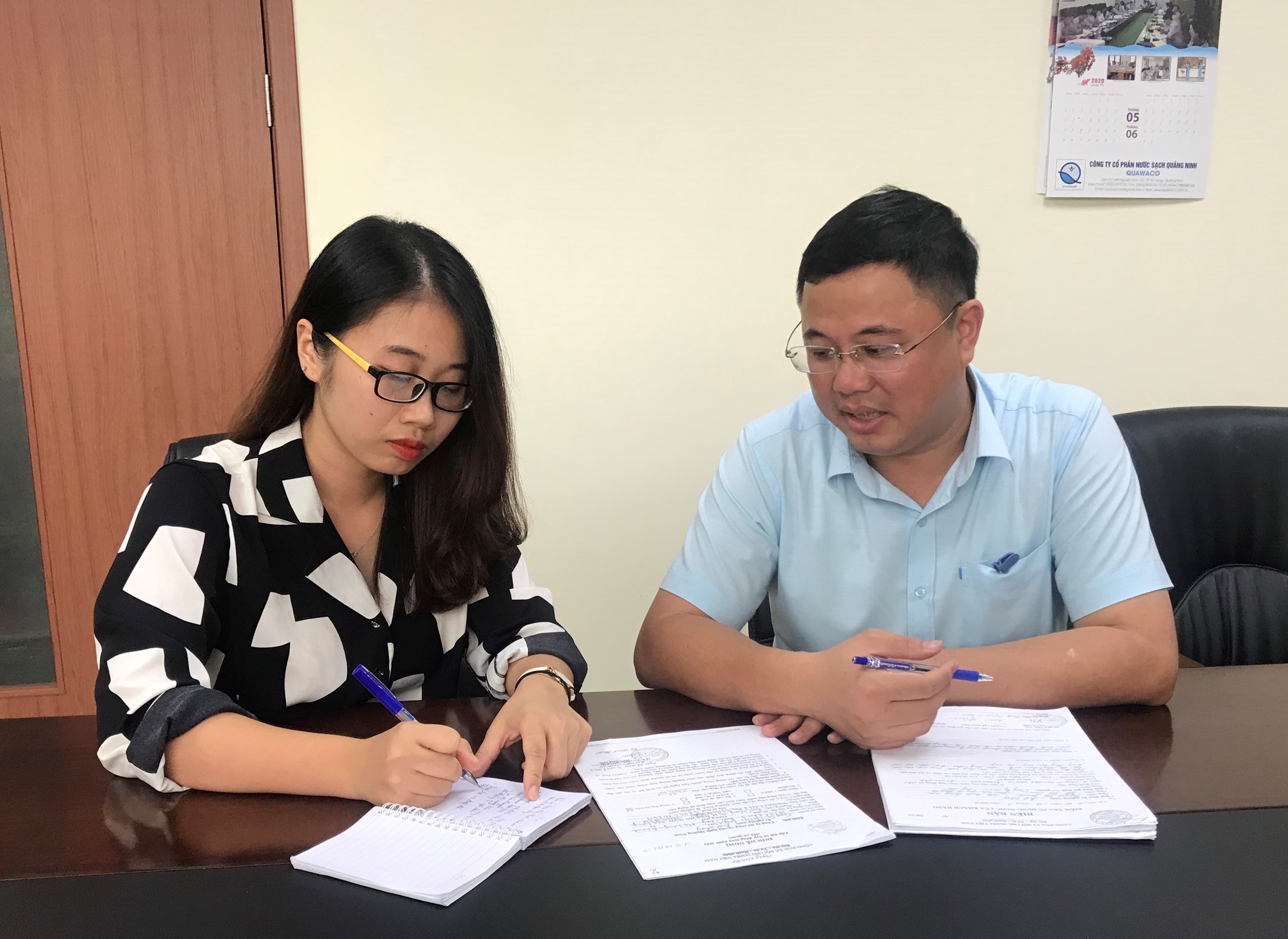 Phóng viên Trung tâm truyền thông tỉnh làm việc với đại diện Công ty CP Nước sạch Quảng Ninh. 