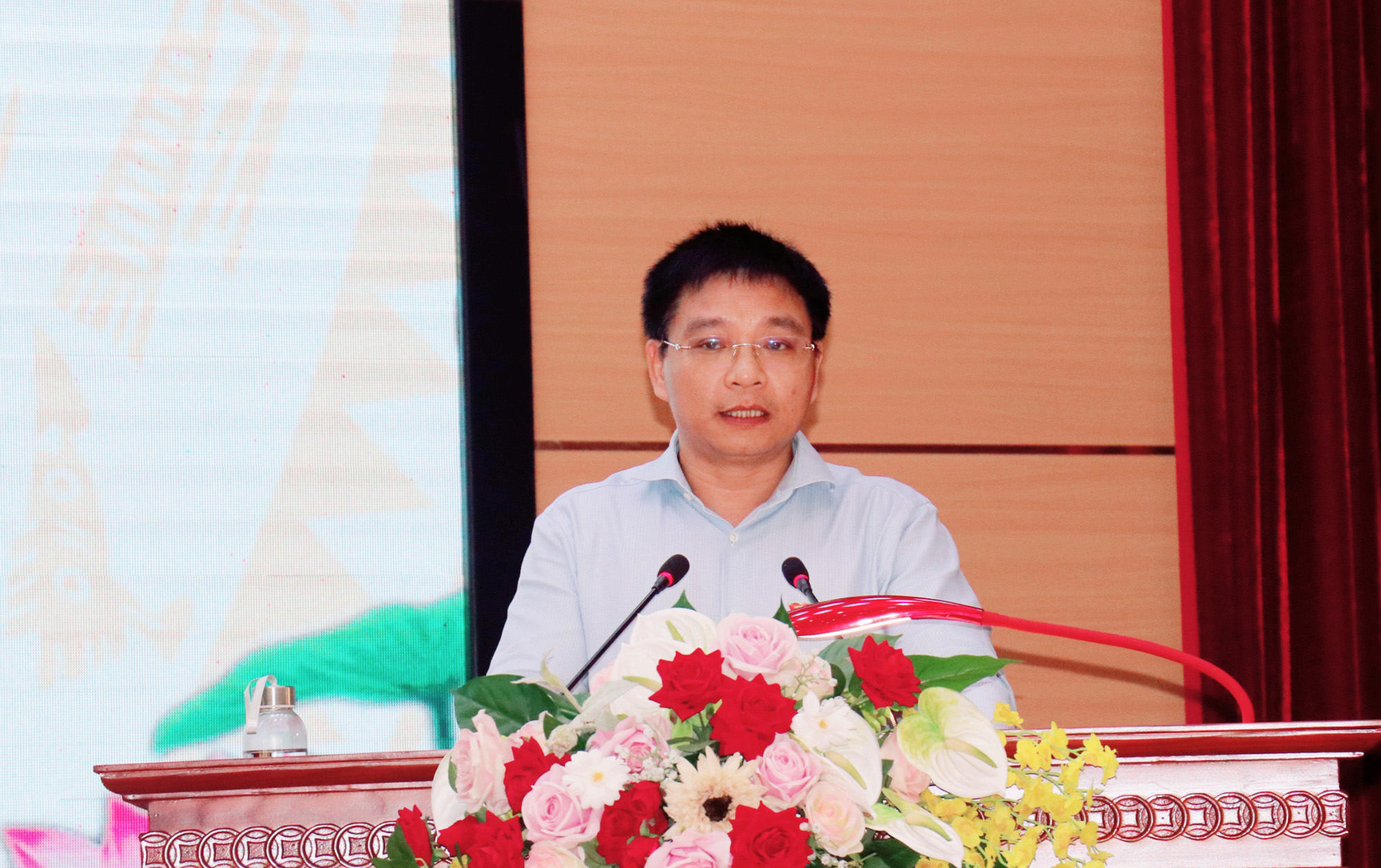 Đồng chí Nguyễn Văn Thắng, Chủ tịch UBND tỉnh, Trưởng đoàn Đại biểu Quốc hội tỉnh thông tin về hoạt động của Đoàn ĐBQH tỉnh Quảng Ninh tại kỳ họp thứ 9.