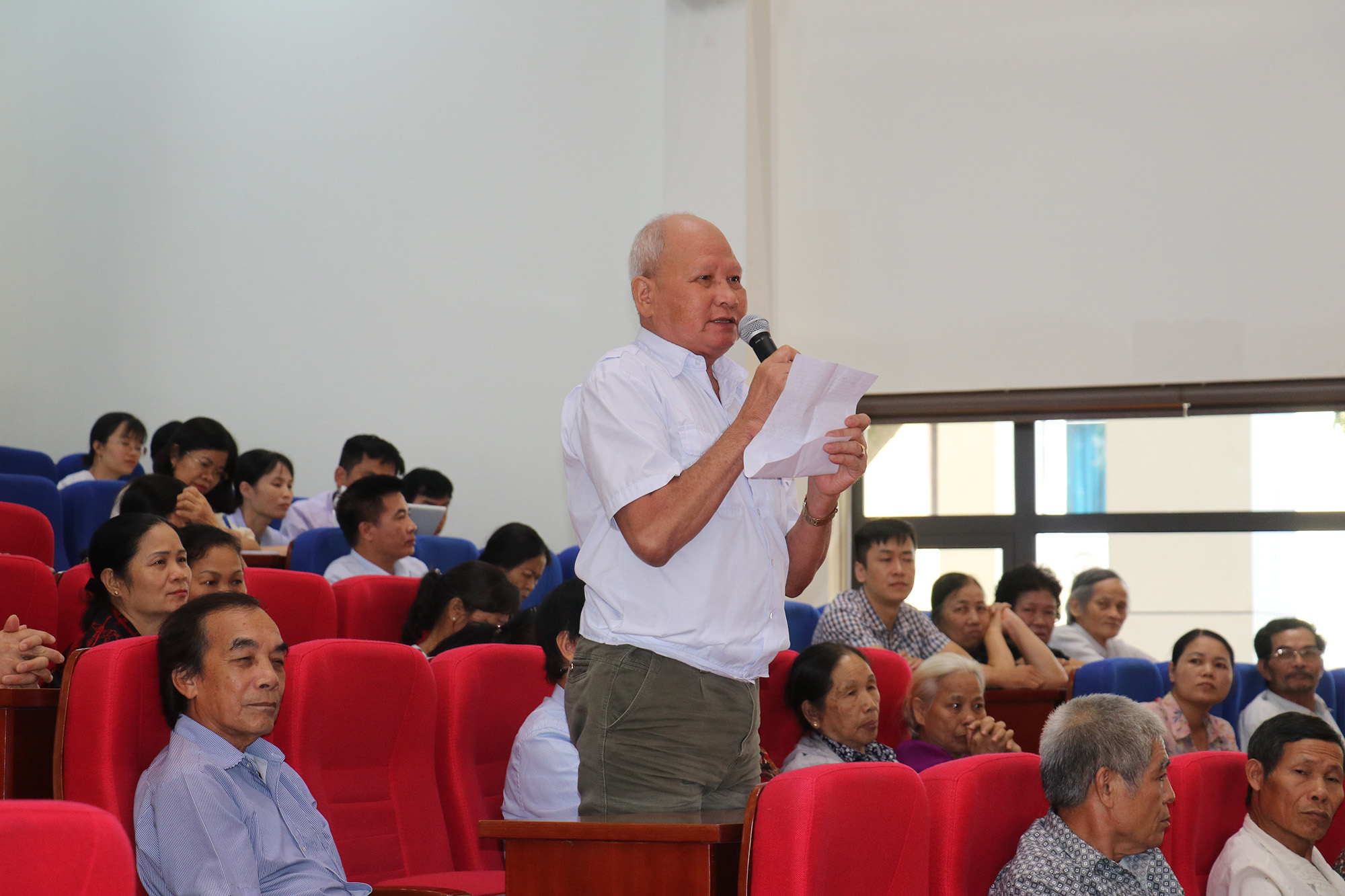 Cử tri TP Uông Bí phát biểu tại buổi tiếp xúc.