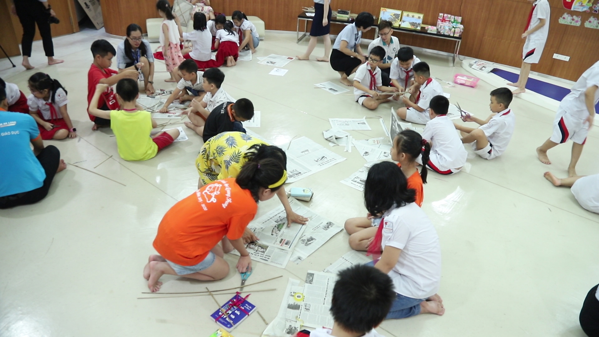 Các em nhỏ hào hứng tham gia hoạt động làm diều giấy.