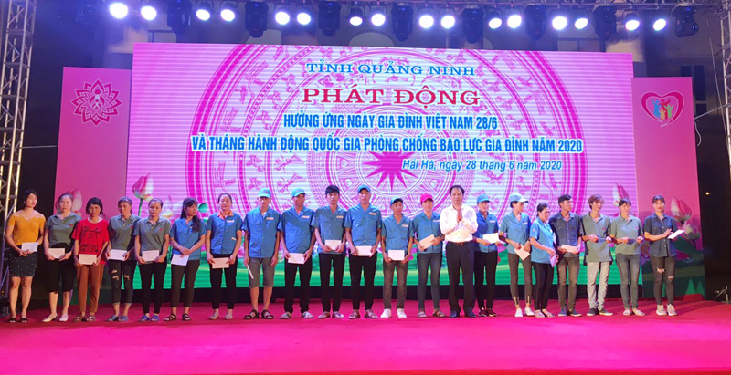 Đồng chí Đặng Huy Hậu, Phó Chủ tịch Thường trực UBND tỉnh trao 20 suất quà cho 20 gia đình công nhân có hoàn cảnh khó khăn tại KCN Cảng biển Hải Hà.