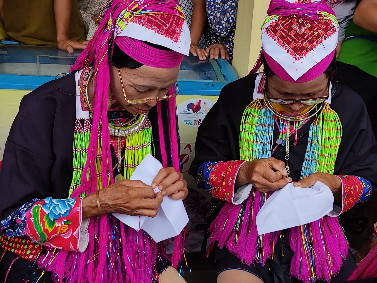 Nghệ thuật thêu truyền thống đã tạo nên nét tính cách tỉ mỉ, chịu thương chịu khó của người phụ nữ dân tộc Dao