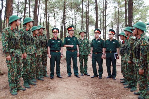 Chính ủy Bộ CHQS tỉnh động viên các chiến sĩ mới tại Trung đoàn 244. 