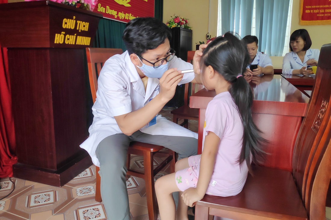 Khám sàng lọc dị tật về mắt cho cho trẻ em tại trường Mầm non Sơn Dương (xã Sơn Dương, TP Hạ Long).