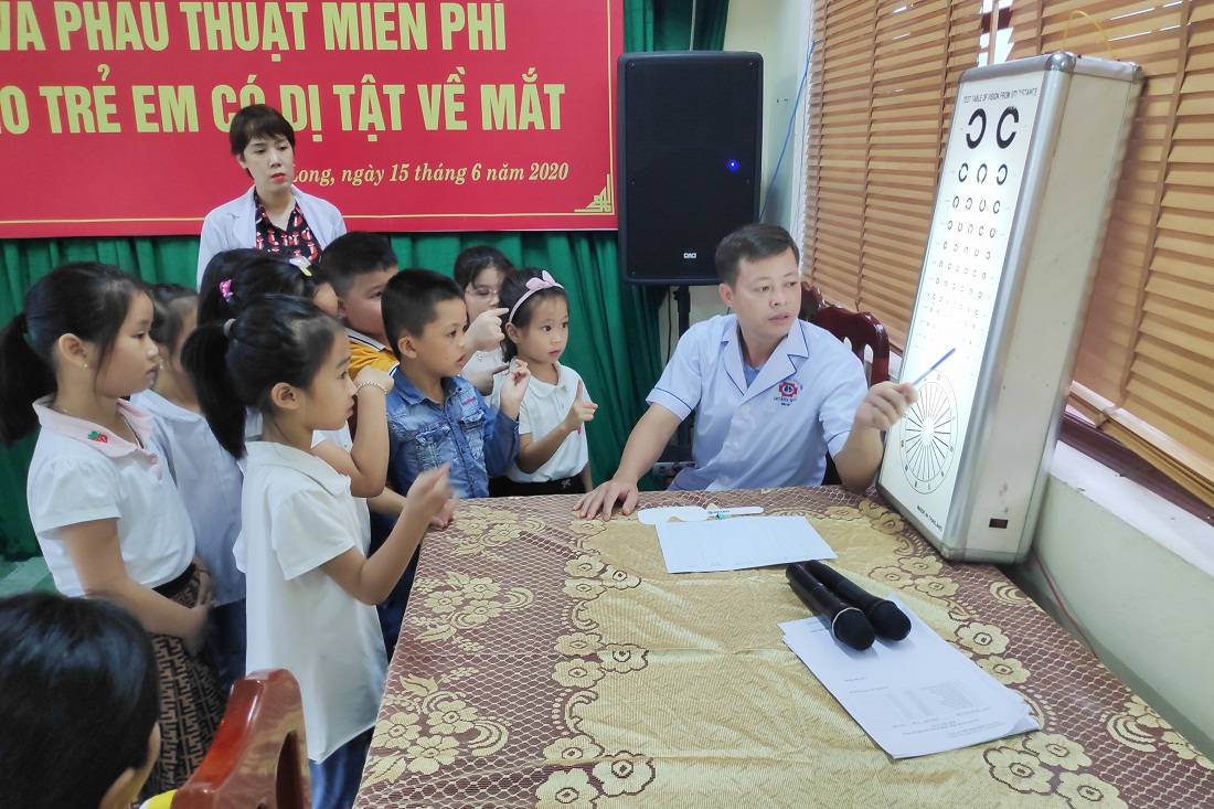 Bác sĩ giải thích về quy trình nhận biết dị tật về mắt cho các em học sinh trường Tiểu học Sơn Dương trước khi tiến hành khám bệnh.
