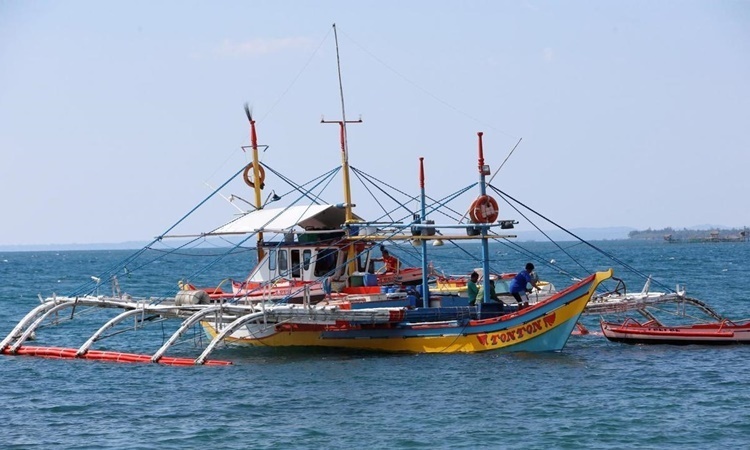 Một tàu đánh cá Philippines hoạt động trên vùng biển ngoài khơi thị trấn Masinloc, tỉnh Zambales của nước này, hồi năm 2015. Ảnh: Reuters.