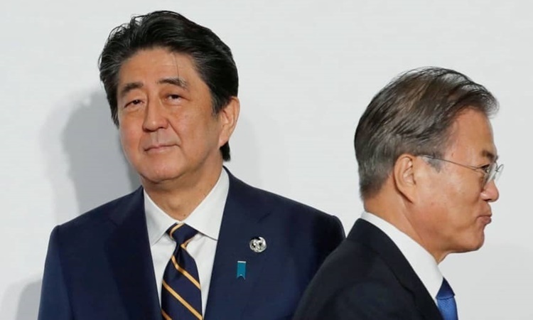 Thủ tướng Nhật Bản Shinzo Abe (trái) và Tổng thống Hàn Quốc Moon Jae-in tại Osaka hồi tháng 6 năm ngoái. Ảnh: Reuters.