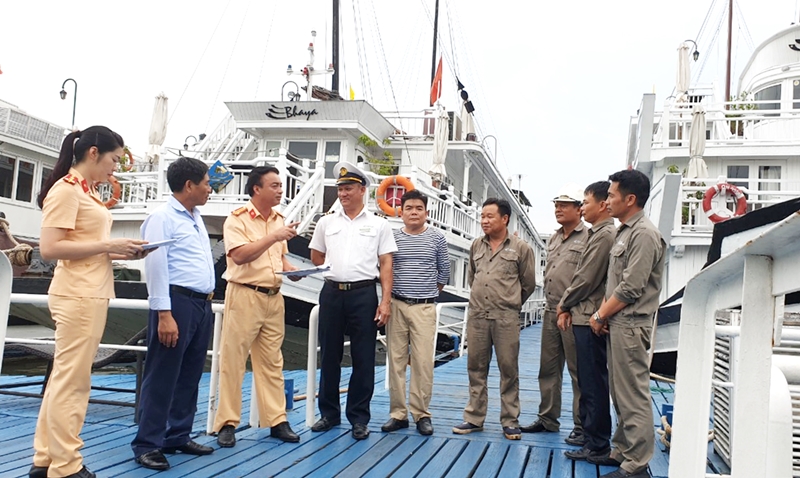Cán bộ Phòng Cảnh sát đường thủy (Công an tỉnh) phổ biến mô hình đối với các thủy thủ, thuyền viên trên tàu  Bhaya.