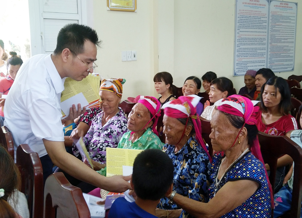 Cán bộ Trung tâm Trợ giúp pháp lý nhà nước (Sở Tư pháp) phát tờ gấp tuyên truyền pháp luật cho người dân xã Nam Sơn (huyện Ba Chẽ).