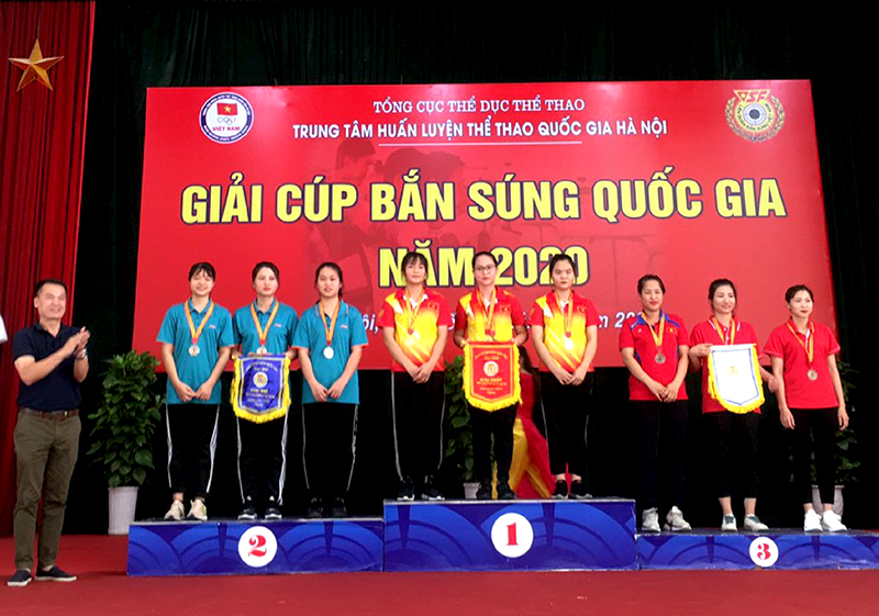 Đội nữ Quảng Ninh (áo xanh) nhận HCB