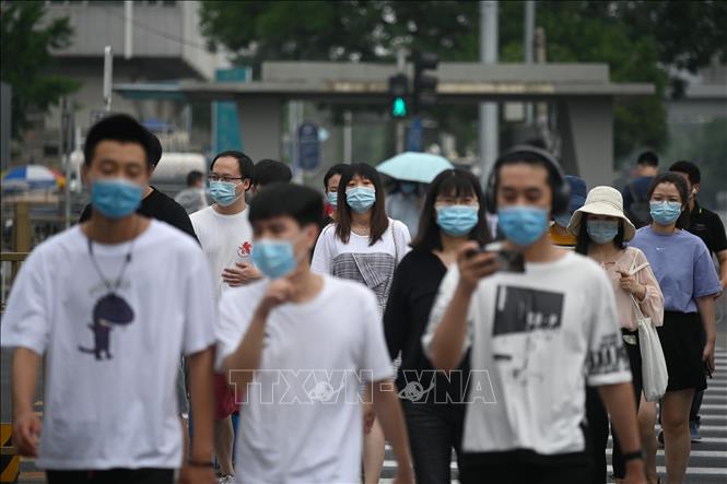 Người dân đeo khẩu trang phòng dịch COVID-19 tại Bắc Kinh, Trung Quốc ngày 23/6/2020. Ảnh: AFP/TTXVN