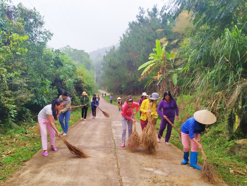 Người dân thôn Ngàn Kheo, xã Hoành Mô tham gia dọn vệ sinh môi trường.