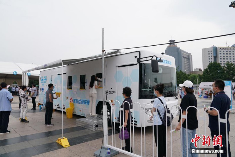 Người dân xếp hàng tại các xe xét nghiệm Covid-19 lưu động ở thủ đô Bắc Kinh. Ảnh: Chinanews