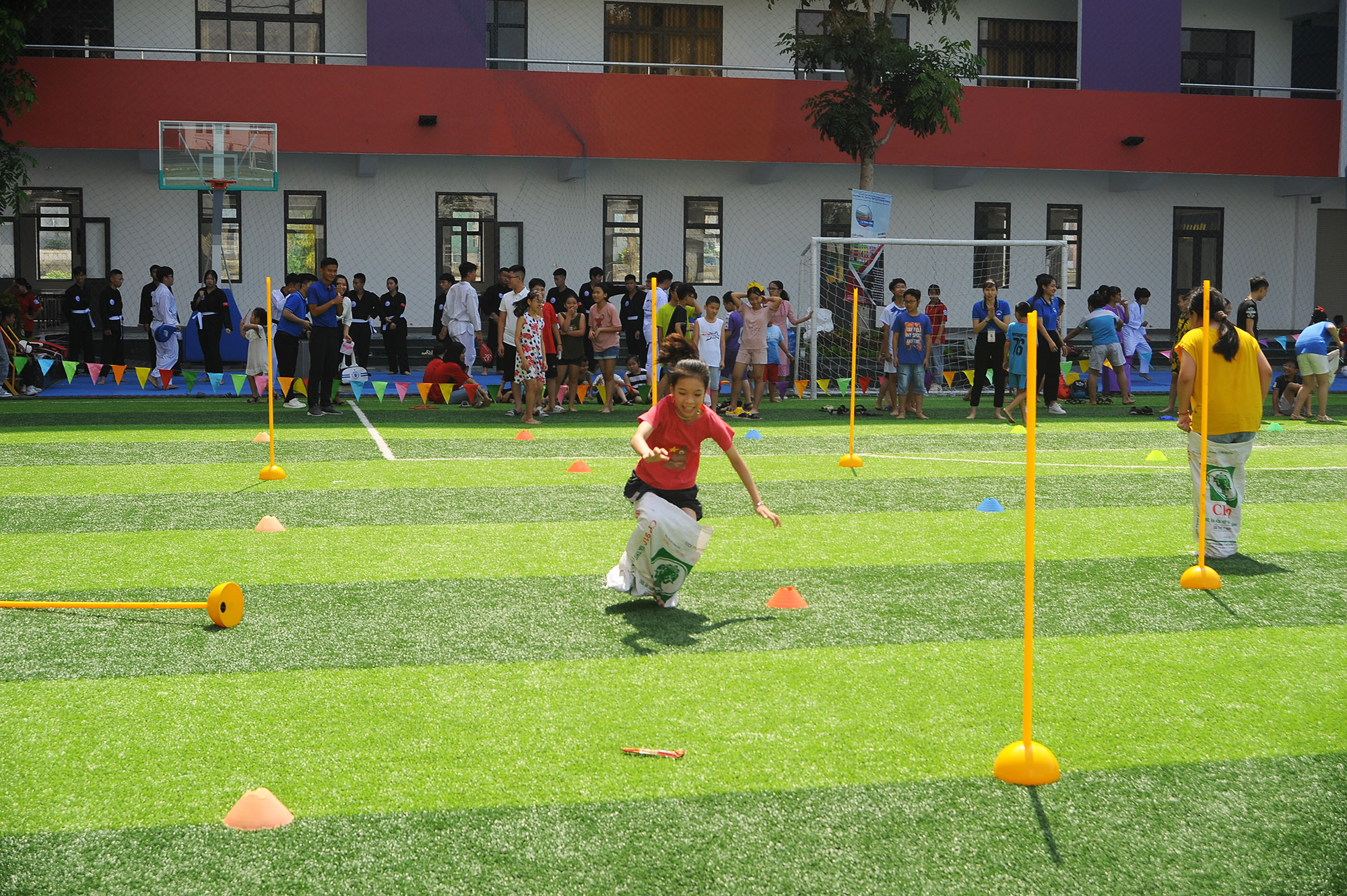 Các em học sinh tham gia chuỗi hoạt động trải nghiệm tại sân bóng của nhà trường.