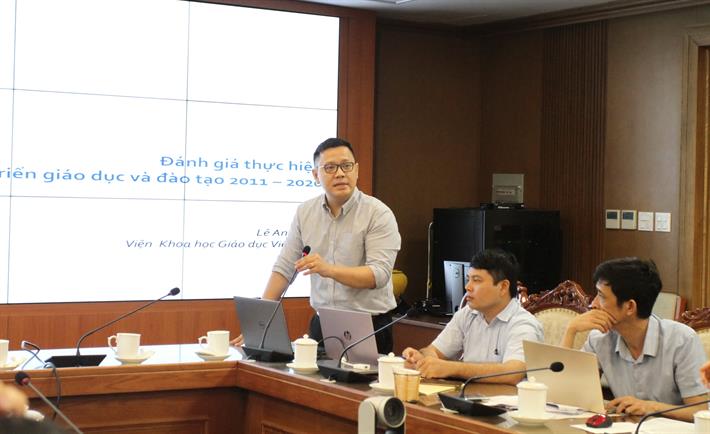 PGS.TS Lê Anh Vinh, Viện Phó Viện Khoa học Giáo dục Việt Nam chia sẻ quan điểm với nhiều hiệu trưởng. Ảnh: HL.