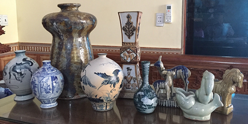Một số sản phẩm gốm sứ thủ công mỹ nghệ xuất khẩu sản xuất năm 1985, gia đình Anh hùng Lao động Nguyễn Đình Các còn lưu giữ.