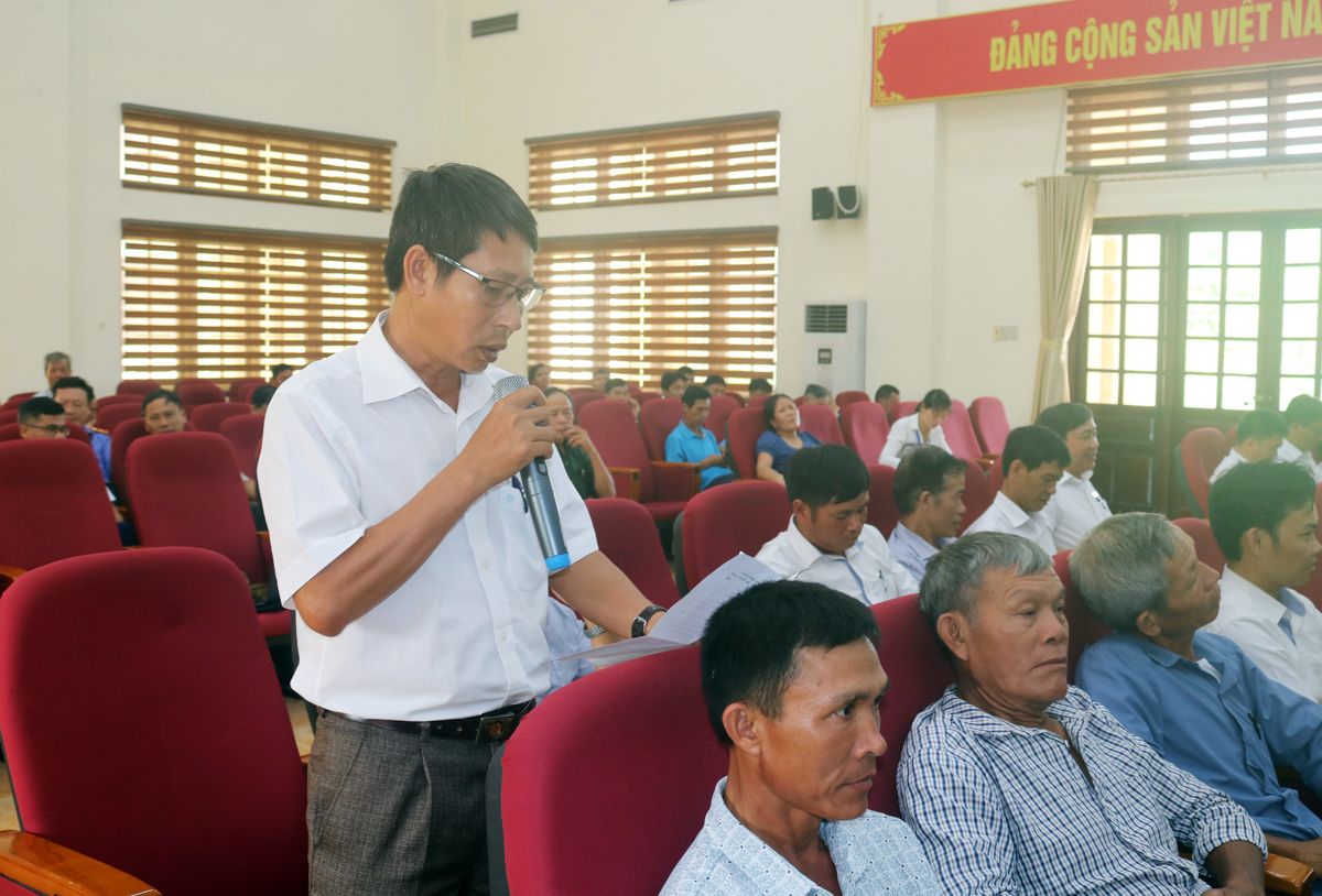 Cử tri huyện Đầm Hà có ý kiến tại hội nghị tiếp xúc cử tri.