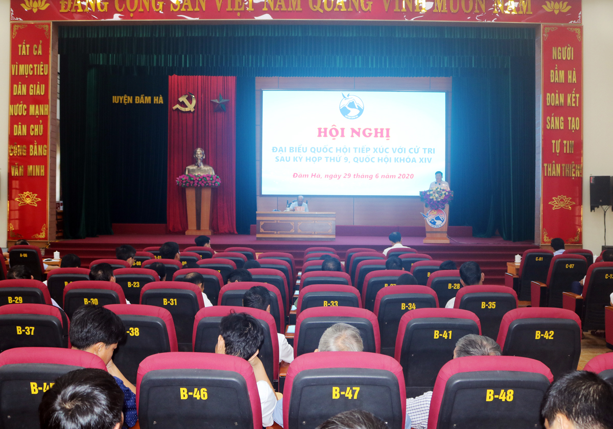 Quang cảnh Hội nghị tiếp xúc cử tri của ĐBQH Lê Minh Chuẩn tại huyện Đầm Hà.