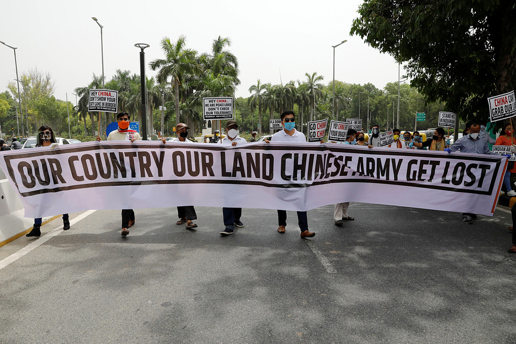 Người biểu tình cầm biểu ngữ phản đối Trung Quốc ở thủ đô New Delhi, Ấn Độ, hôm 19/6. Ảnh: Reuters