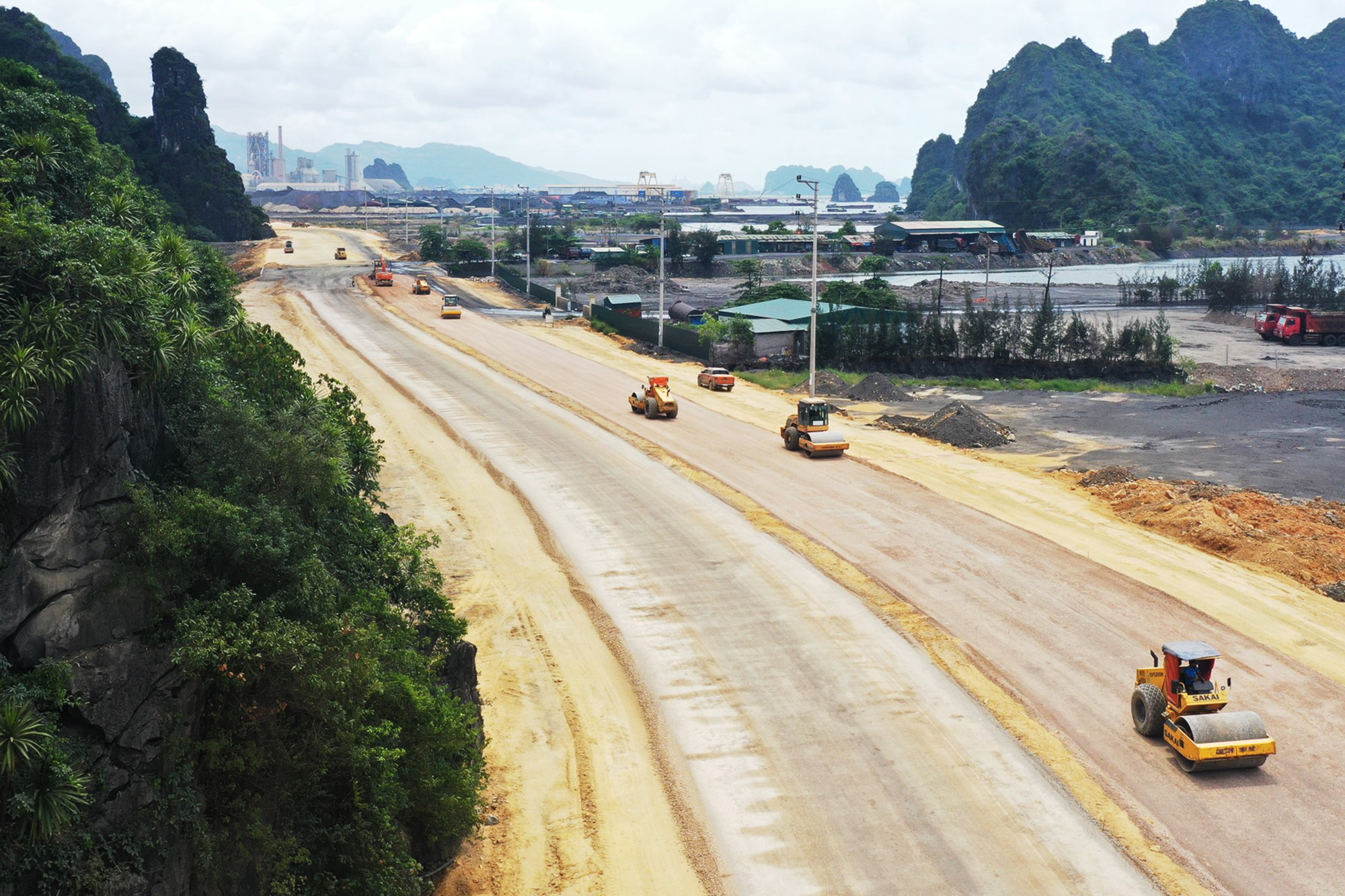tuyến đường bao biển Hạ Long - Cẩm Phả đang được các nhà thầu tăng tốc thi công.