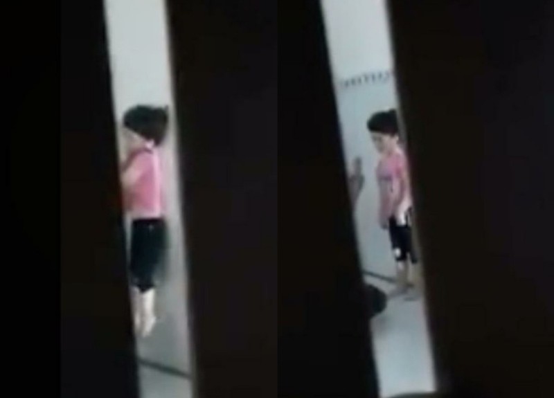Hình ảnh trong clip ghi lại cảnh người đàn ông túm cổ, đánh đập bé gái (cắt từ clip)