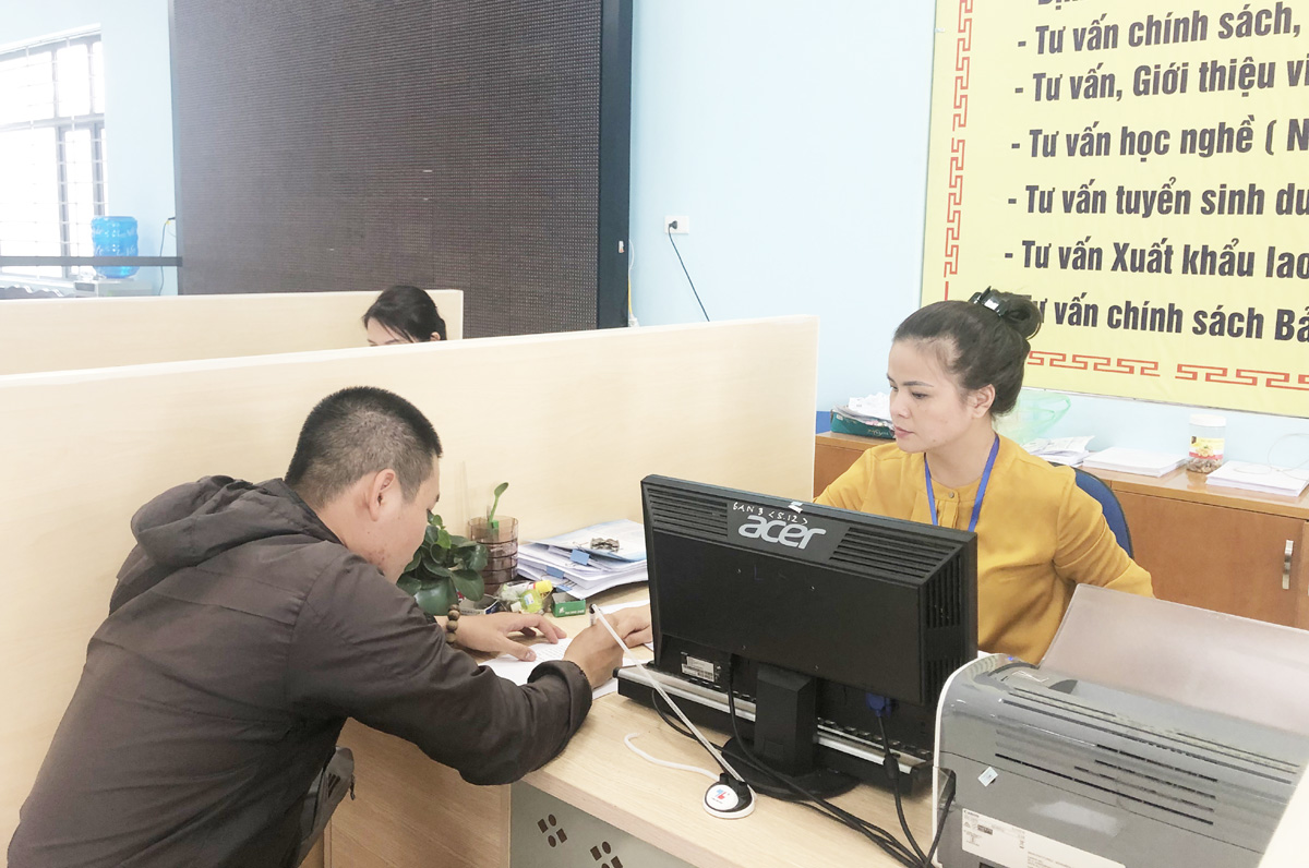 Người lao động đăng ký thông tin tại Sàn giao dịch việc làm của Trung tâm dịch vụ việc làm tỉnh.