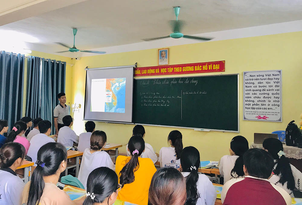 Một tiết học của thầy và trò khối 12, Trường TH, THCS &THPT Nguyễn Bỉnh Khiêm, TP Hạ Long.