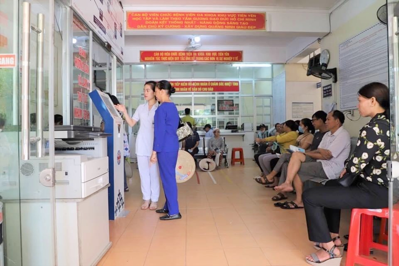  Người dân đăng ký khám bệnh tại TTYT Tiên Yên.