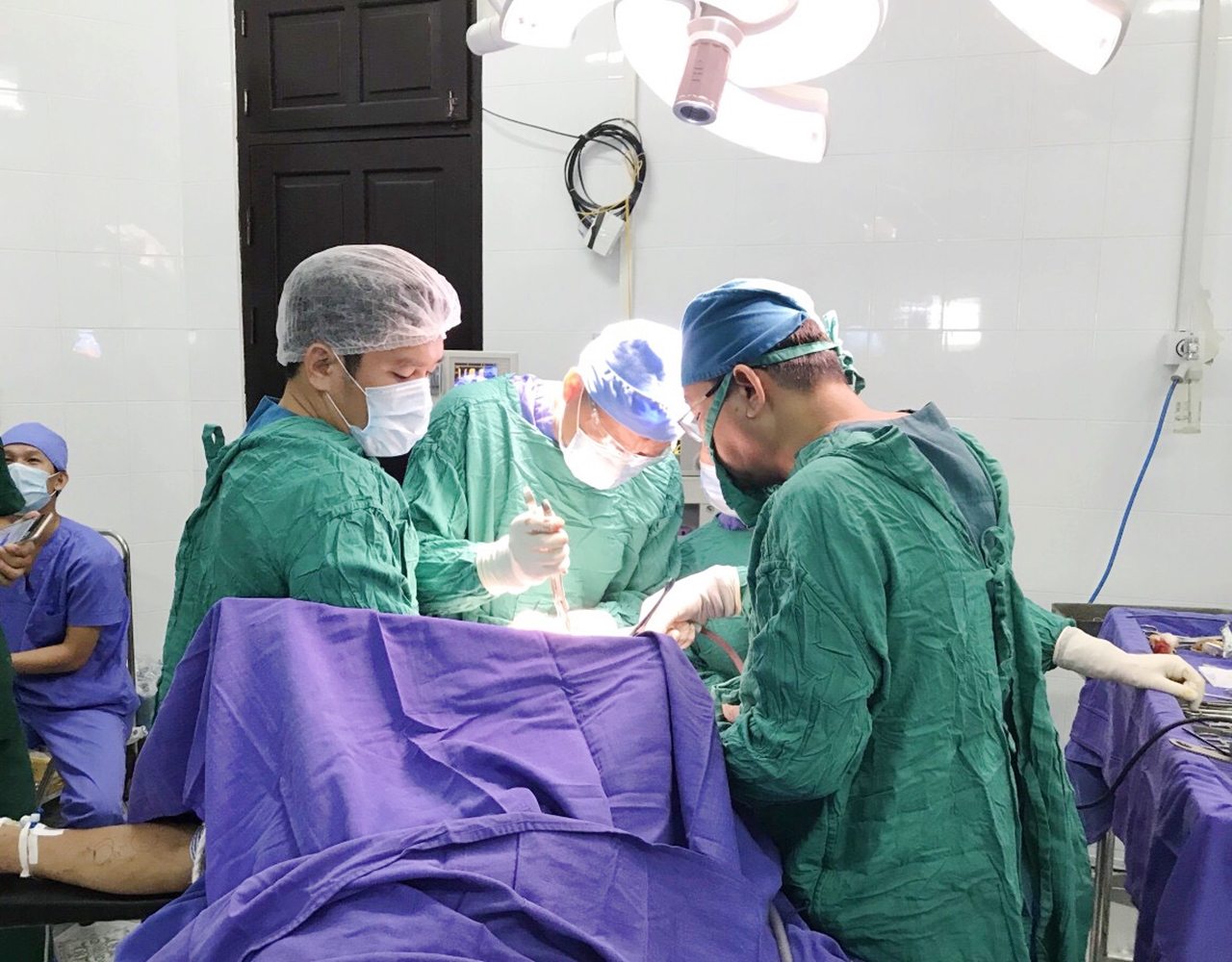 Ca phẫu thuật chấn thương sọ não được các y bác sĩ TTYT Tiên Yên thực hiện.