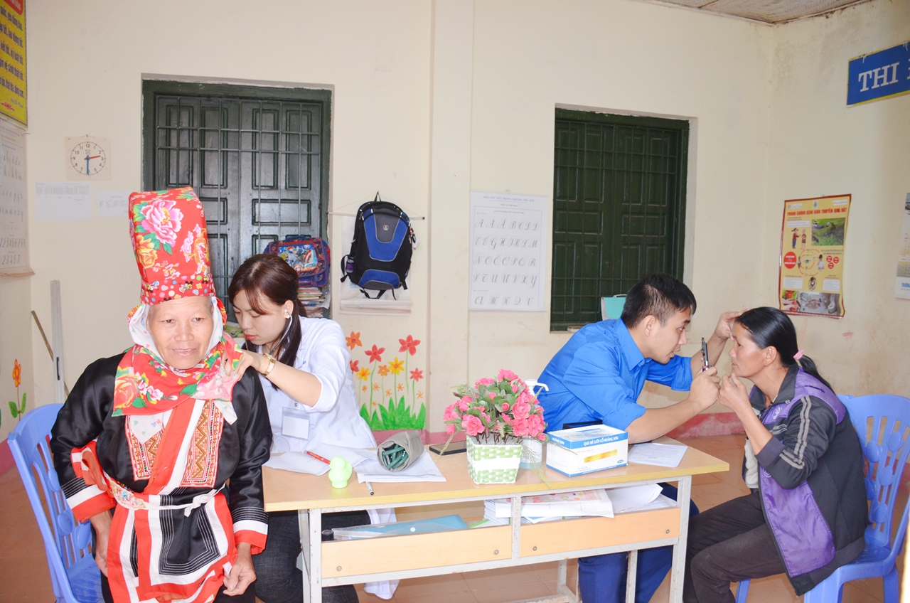  Bác sĩ Bệnh viện Sản Nhi Quảng Ninh khám chữa bệnh miễn phí cho người dân tại xã Đồng Tâm, huyện Bình Liêu.