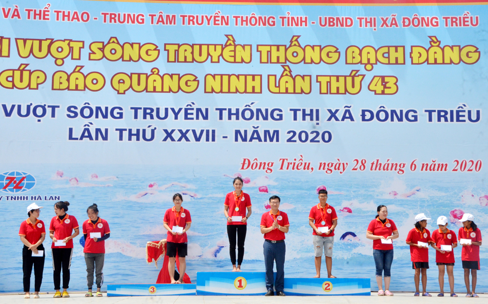 Lãnh đạo Trung tâm Truyền thông tỉnh Quảng Ninh trao giải cho nội dung  thi đấu nữ chính.