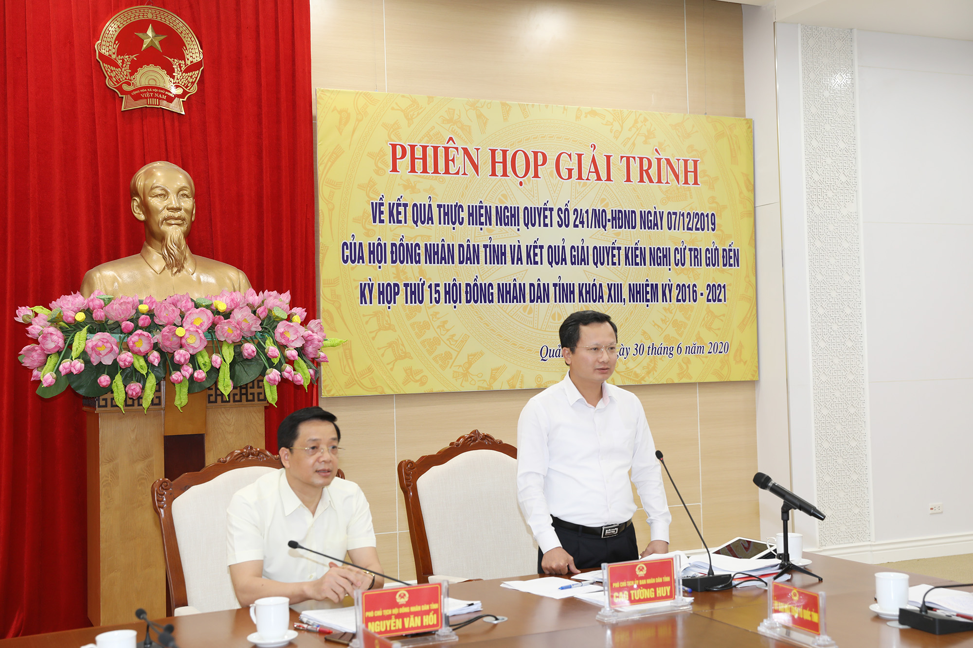 Đồng chí Cao Tường Huy, Phó Chủ tịch UBND tỉnh phát biểu tại cuộc họp