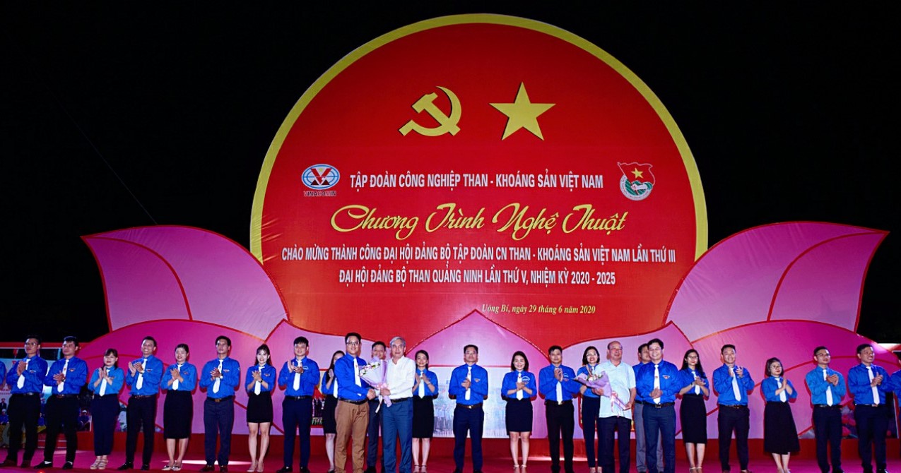 Tuổi trẻ ngành Than tặng hoa chúc mừng Bí thư Đảng bộ Tập đoàn Công nghiệp Than - Khoáng sản Việt Nam va Bí thư Đảng bộ than Quảng Ninh.