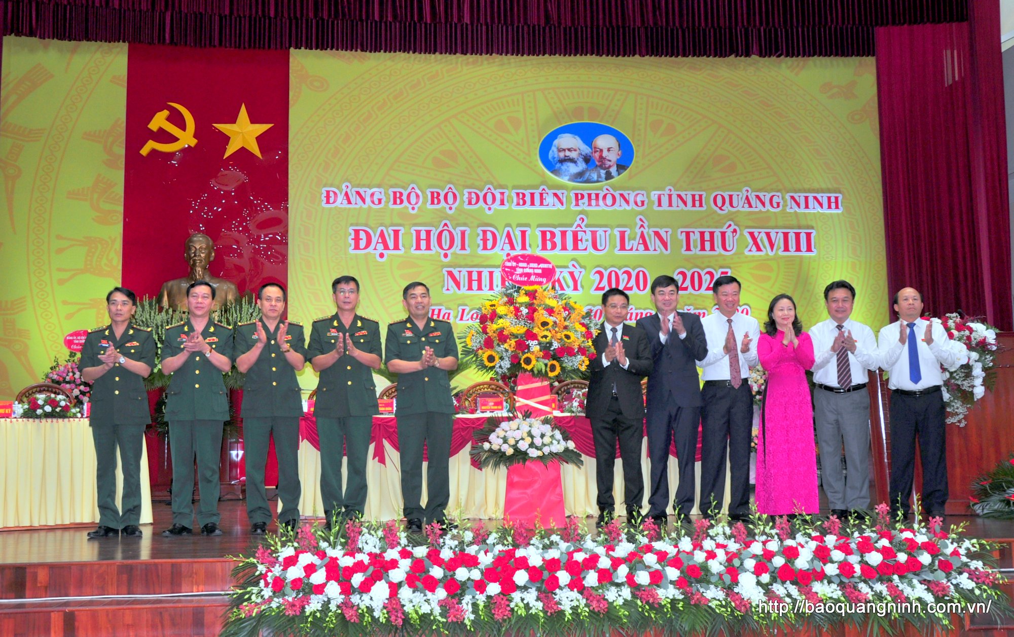 Các đồng chí đại diện lãnh đạo tỉnh tặng hoa chúc mừng Đại hội.