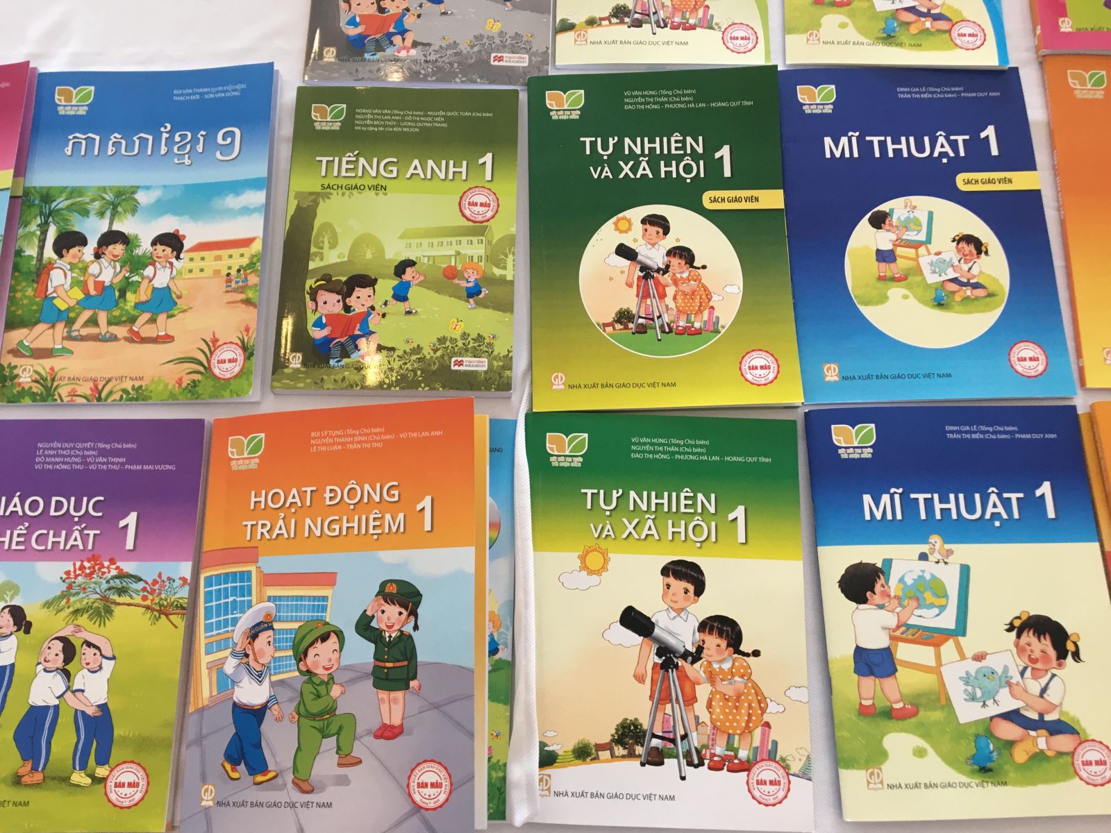 Bộ sách giáo khoa lớp 1 mới do Nhà xuất bản Giáo dục Việt Nam ấn hành. Ảnh: Lê Vân.