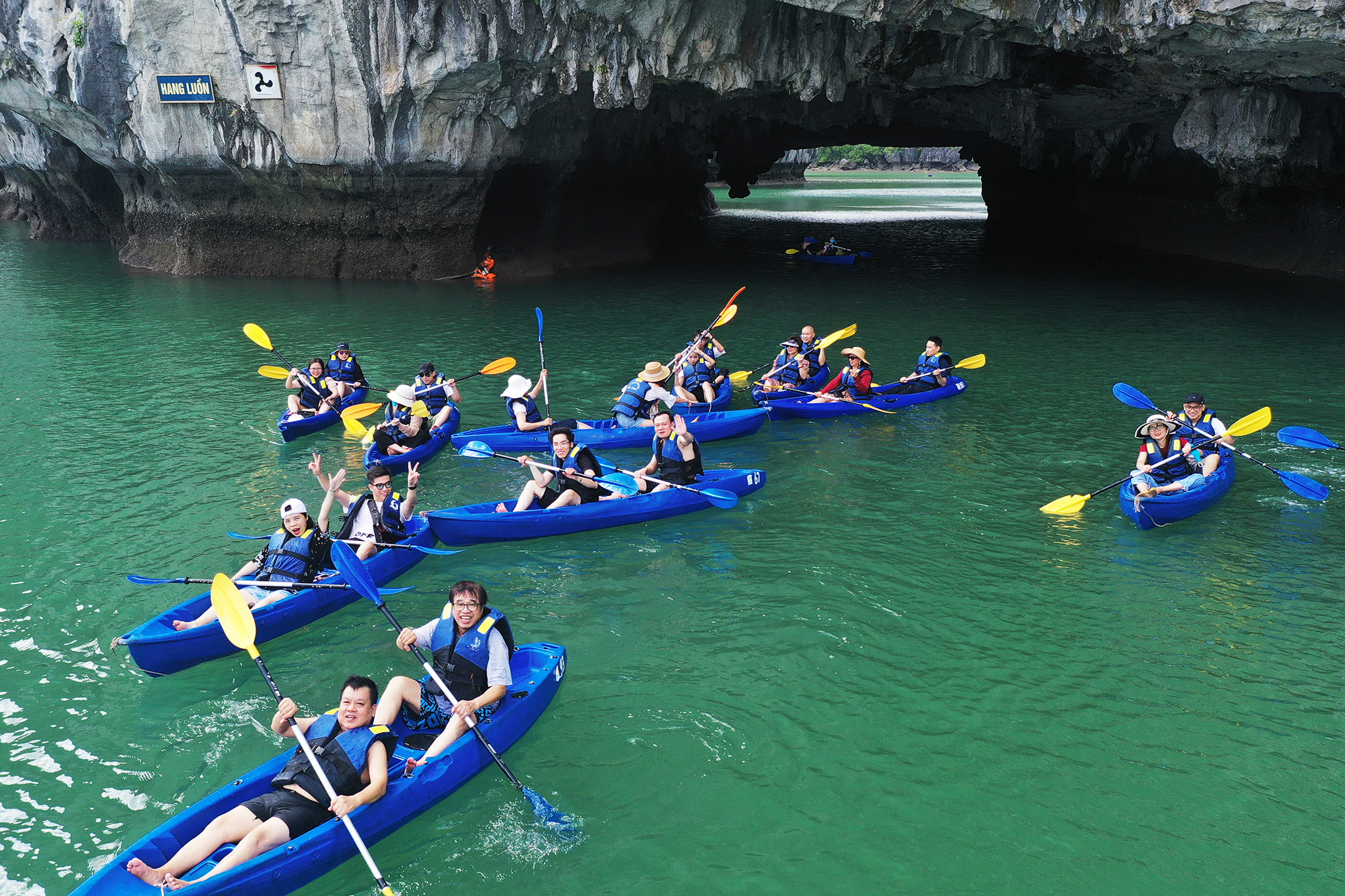 Du khách trải nghiệm chèo thuyền kayak trên vịnh Hạ Long