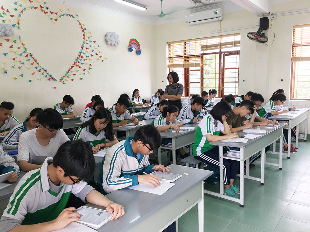  Một tiết học có sử dụng máy tính bảng của học sinh Trường THPT Hoàng Quốc Việt (TX Đông Triều).