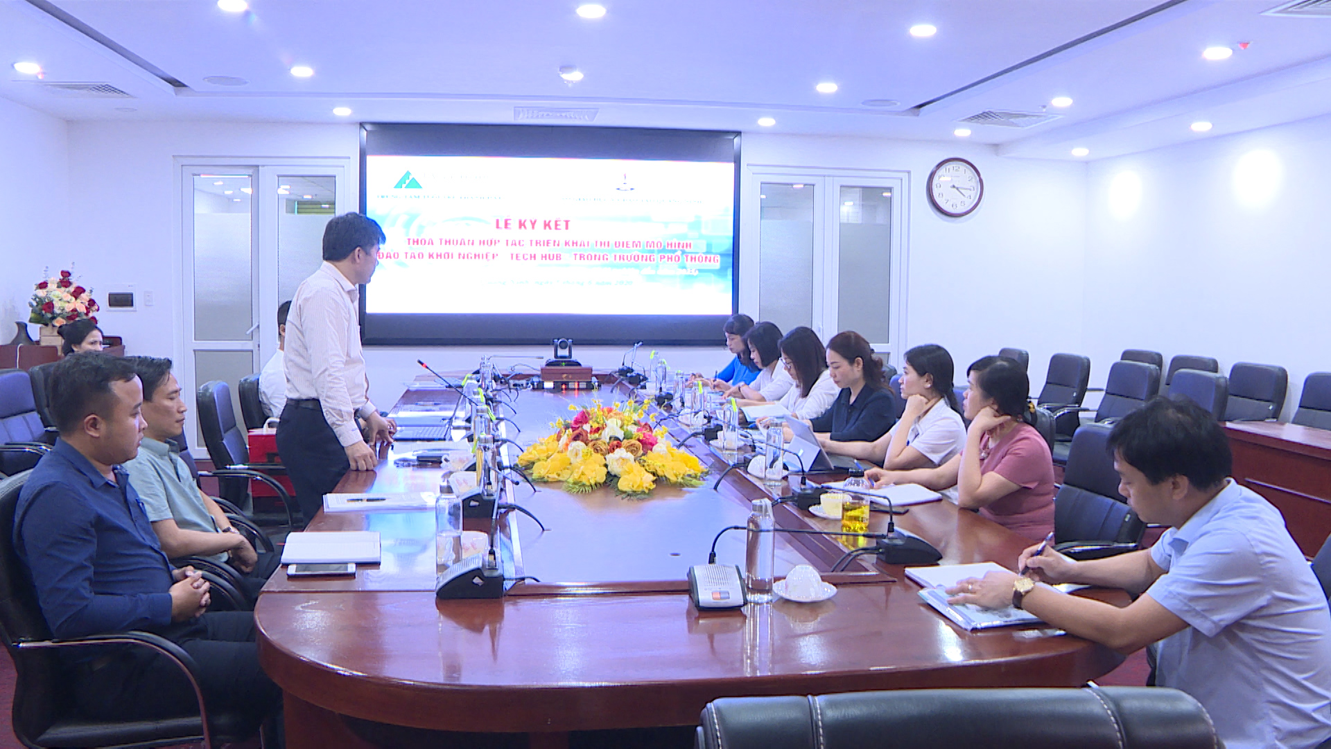 Lễ ký kết thỏa thuận hợp tác triển khai thí điểm mô hình đào tạo khởi nghiệp “Không gian trải nghiệm công nghệ thông tin” (Tech Hub) tại Quảng Ninh. Ảnh: Dương Hương