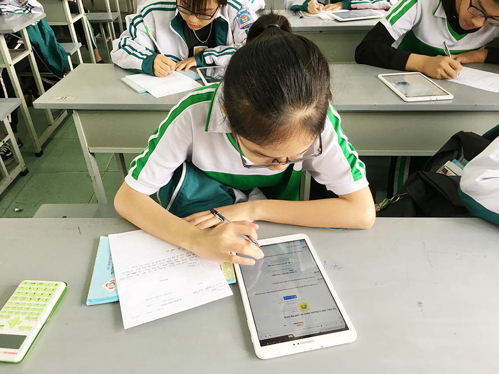 Học sinh Trường THPT Hoàng Quốc Việt (TX Đông Triều), sử dụng máy tính bảng trong học tập.