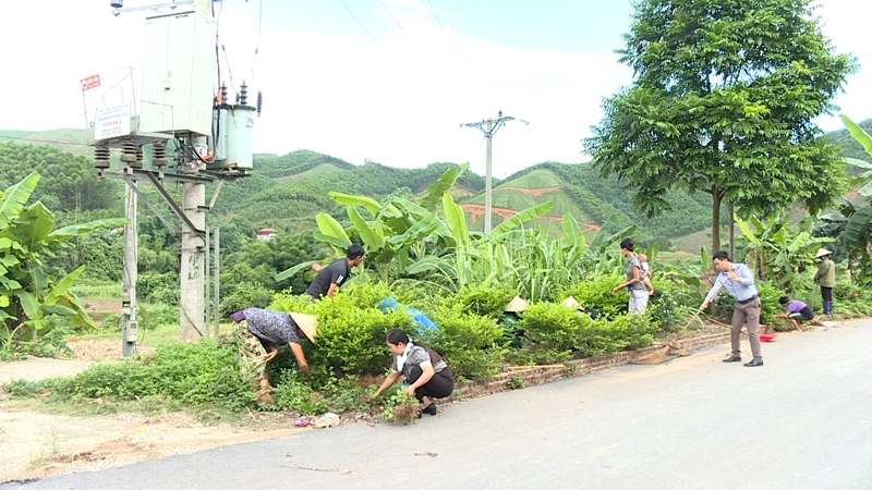 Người dân thôn Tiên Hải, xã Điền Xá nhiệt tình tham gia trồng và chăm sóc hoa bên đường.