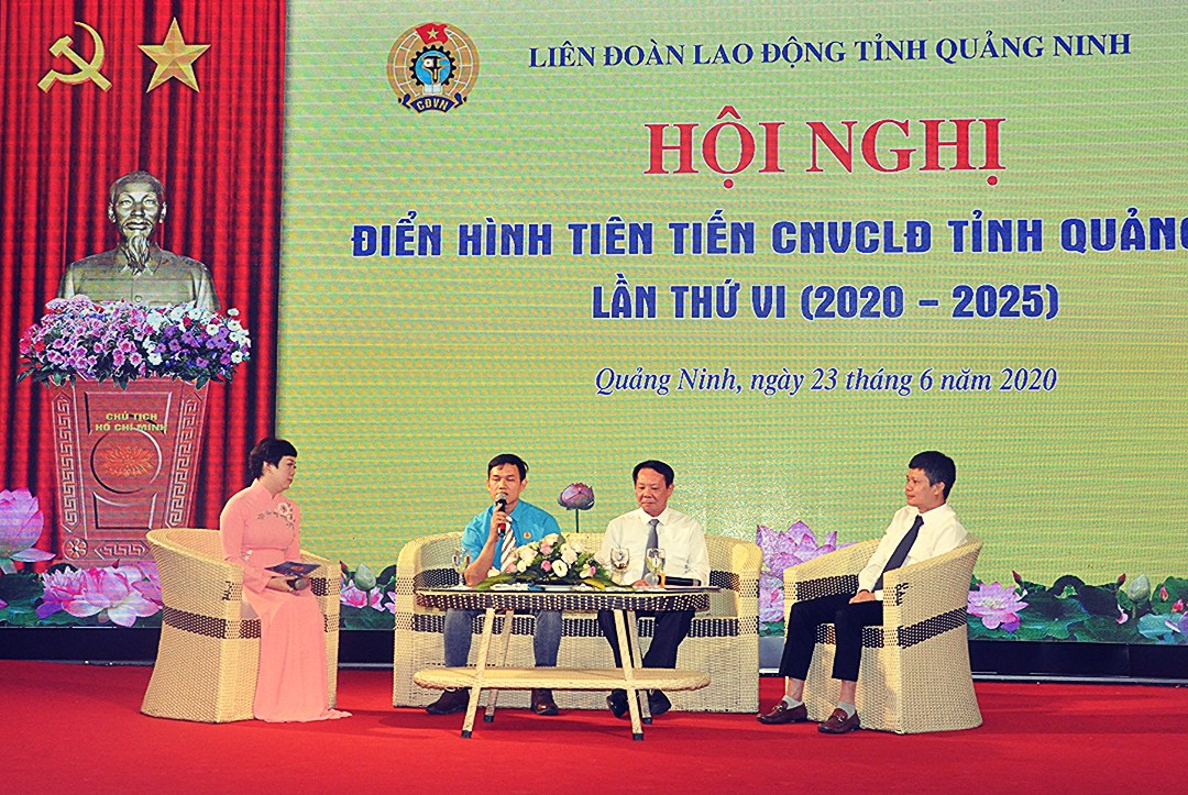 Chủ tịch Công đoàn Công ty TNHH May mặc Hoa Lợi Đạt Nguyễn Văn Nam (áo xanh) giao lưu tọa đàm tại Hội nghị điển hình tiên tiến CNVCLĐ do LĐLĐ tỉnh tổ chức.