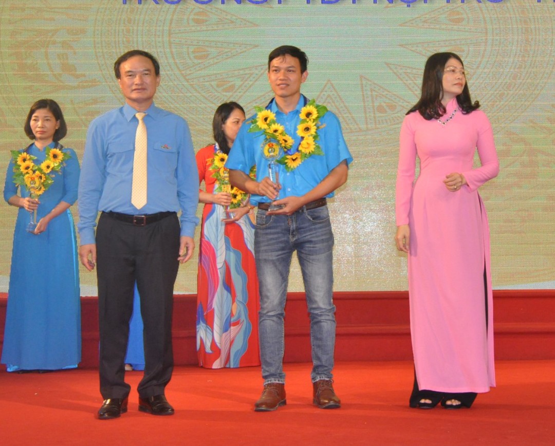 Nguyễn Văn Nam là một trong 18 chủ tịch công đoàn cơ sở vinh dự nhận Giải thưởng 28/7 năm 2019 của LĐLĐ tỉnh.