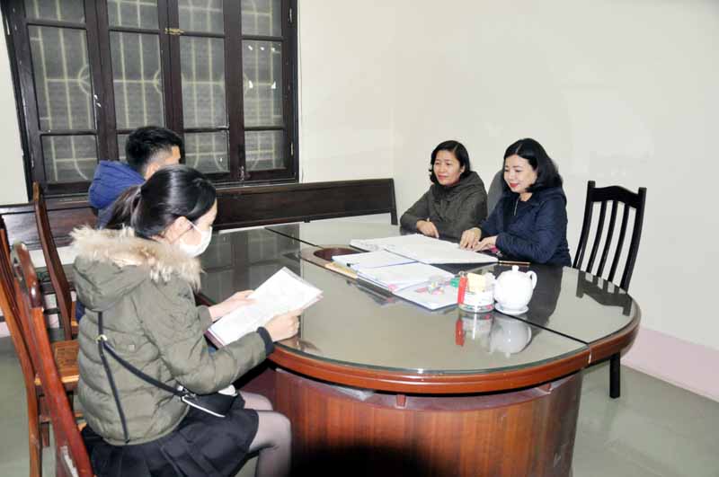 Cán bộ TAND TP Hạ Long đối thoại, hoà giải vụ việc liên quan đến hôn nhân và gia đình, tháng 1/2020. Ảnh: Quang Minh