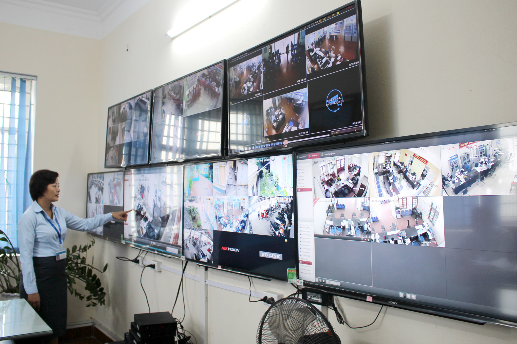 TP Uông Bí giám sát giải quyết thủ tục hành chính cho người dân từ cấp xã qua hệ thống camera. Ảnh: Thu Chung