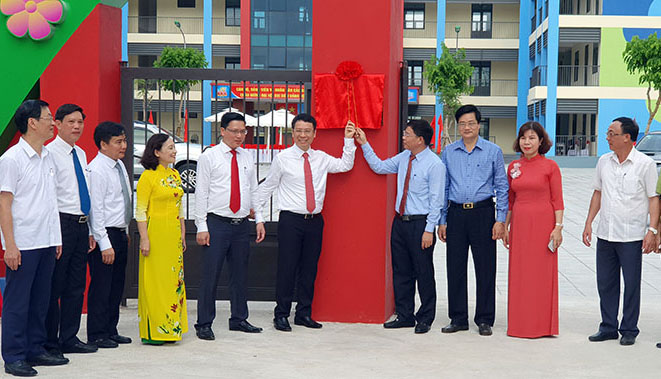 Gắn biển công trình chào mừng Đại hội Đảng bộ thành phố cho Trường Mầm non Cẩm Bình. Ảnh: Bạch Dương