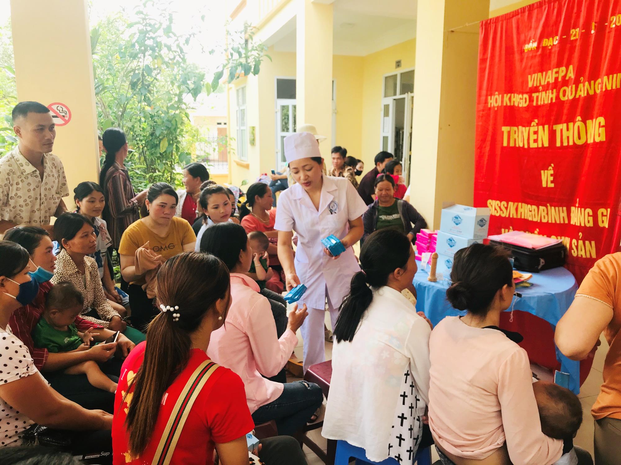 Hội KHHGĐ tỉnh tổ chức hoạt động truyền thông về chăm sóc SKSS tại xã Đồn Đạc, huyện Ba Chẽ tháng 5/2020.