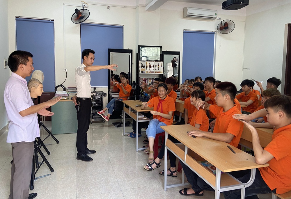 Lớp học cắt tóc của các em khiếm thính tại Cơ sở Bảo trợ ,chăm sóc trẻ em có hoàn cảnh đặc biệt tỉnh Quảng Ninh.